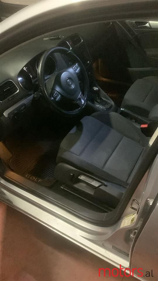 2009' Volkswagen Golf photo #3