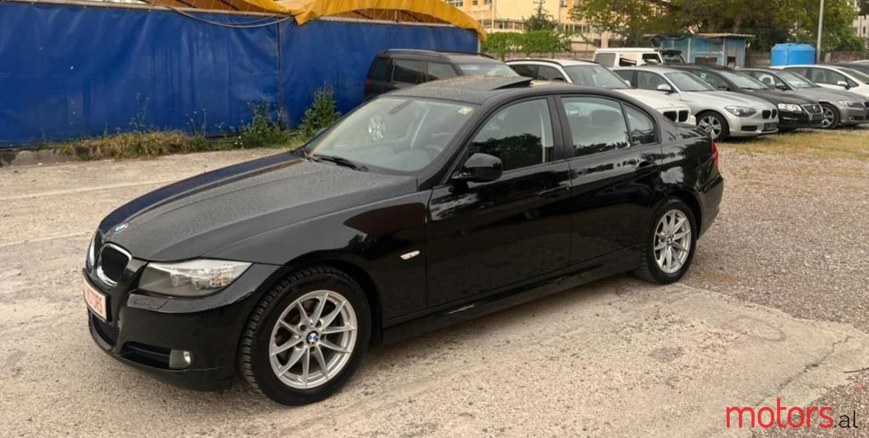 2011' BMW 318 photo #1