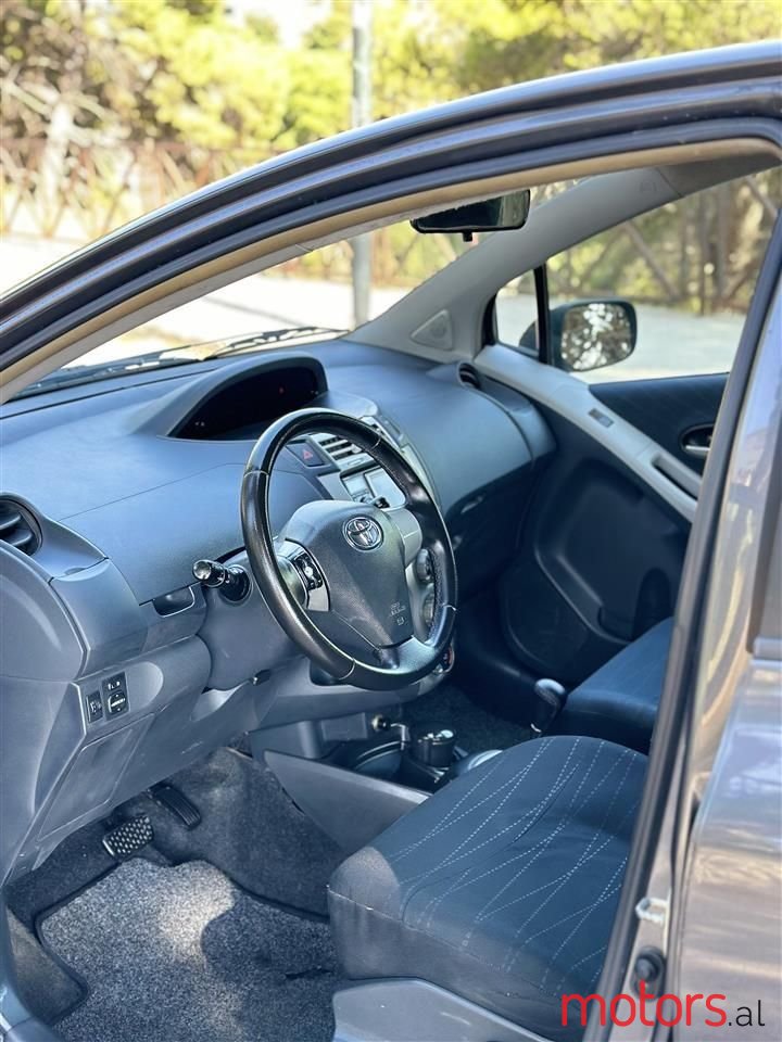 2009' Toyota Yaris photo #3