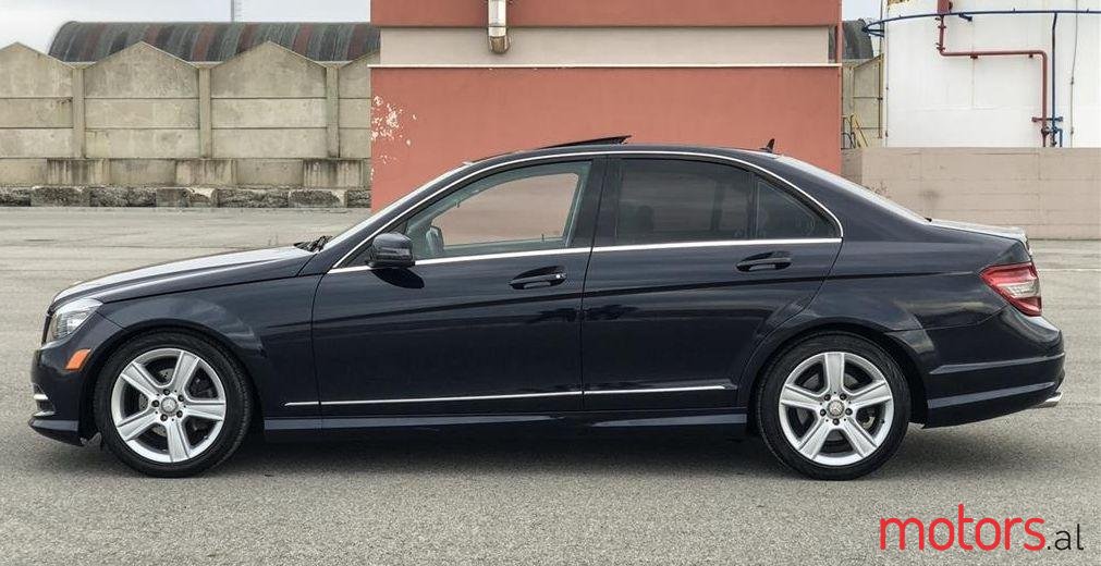 2011' Mercedes-Benz C 300 photo #2