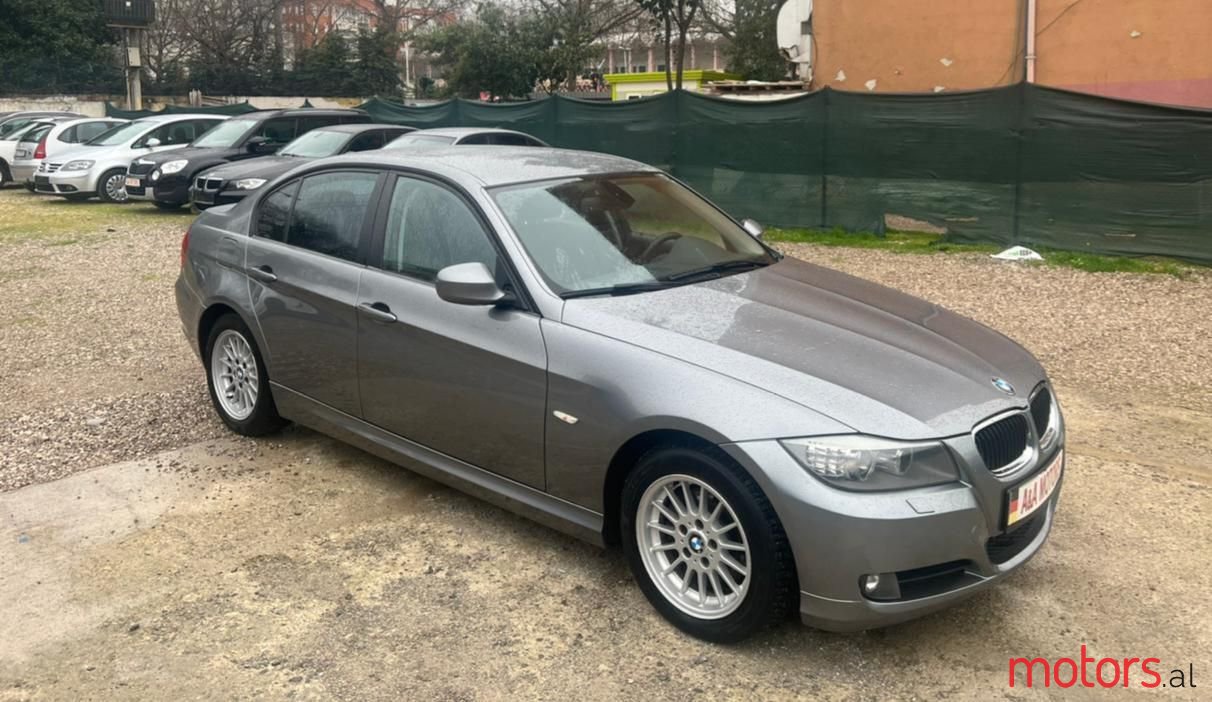 2010' BMW 318 photo #1