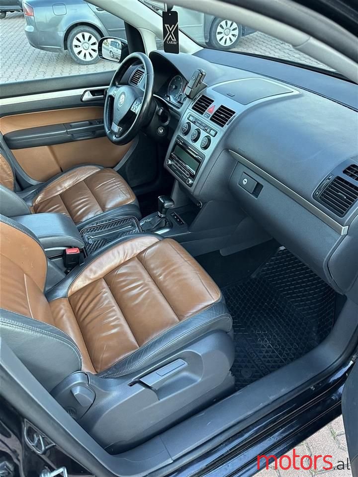 2010' Volkswagen Touran photo #2