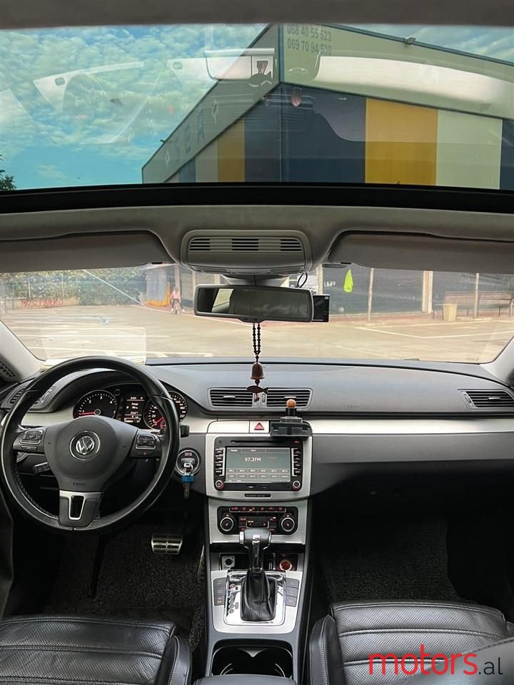 2011' Volkswagen Passat photo #4