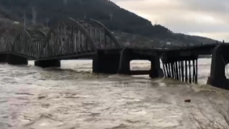 Video/Vërshimet e ujit dëmtojnë strukturën e Urës së Zogut