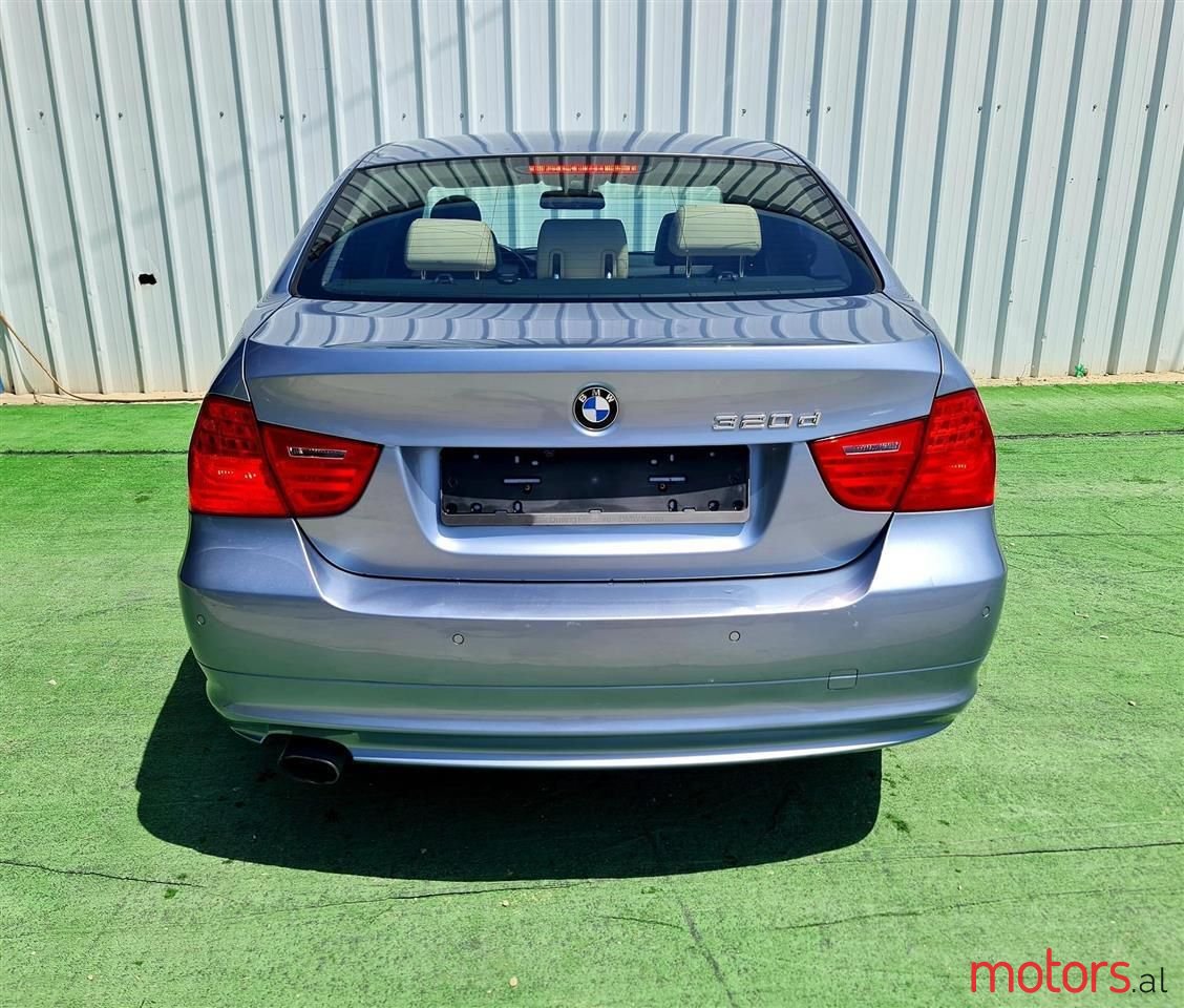 2011' BMW 320 photo #5