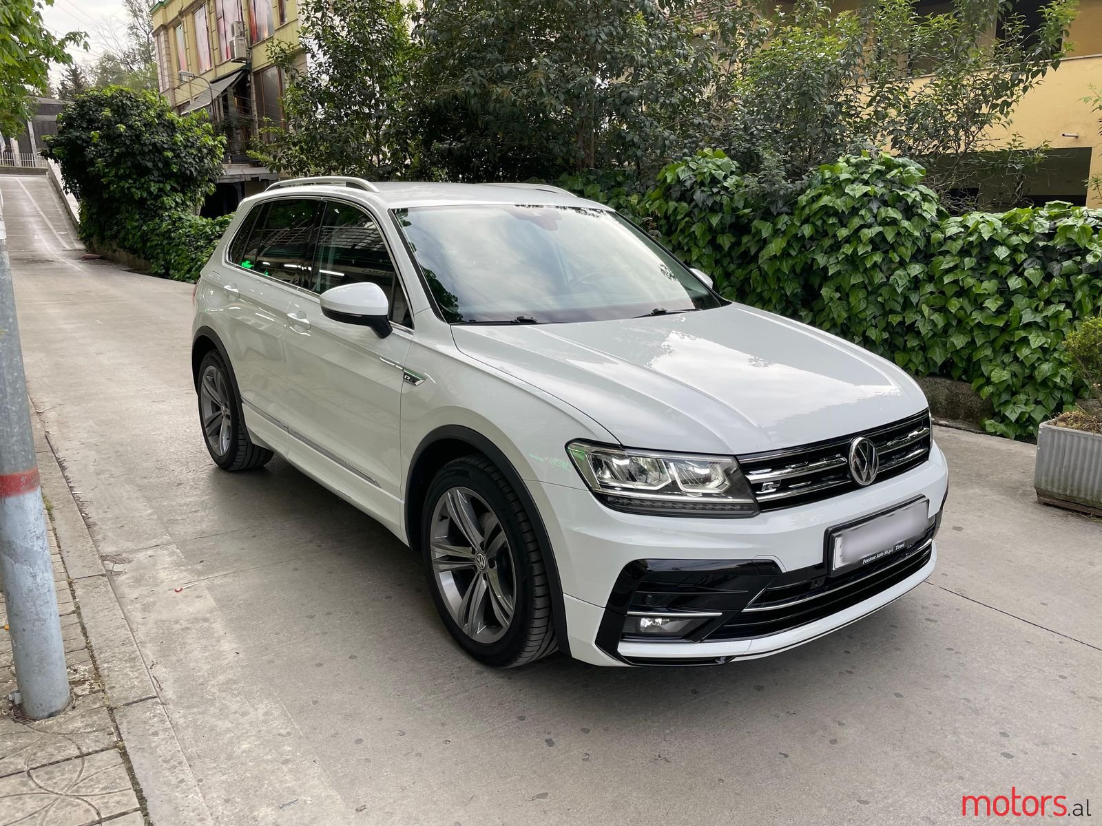 2019' Volkswagen Tiguan photo #4