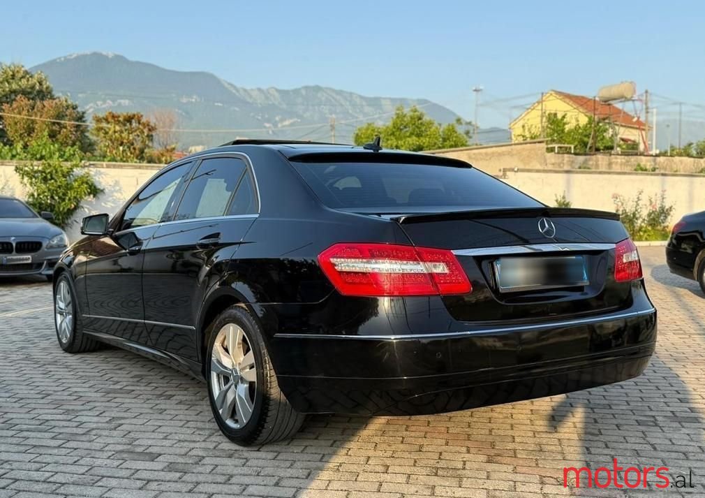 2011' Mercedes-Benz 220 photo #2