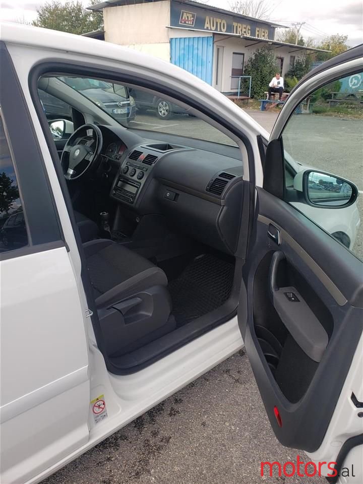 2010' Volkswagen Touran photo #5