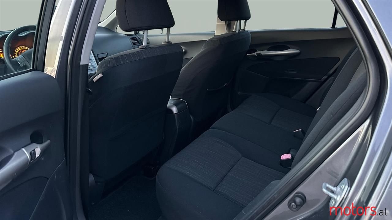 2007' Toyota Auris photo #2