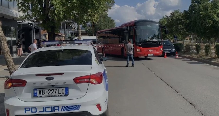 Korçë, autobusi përplas këmbësoren