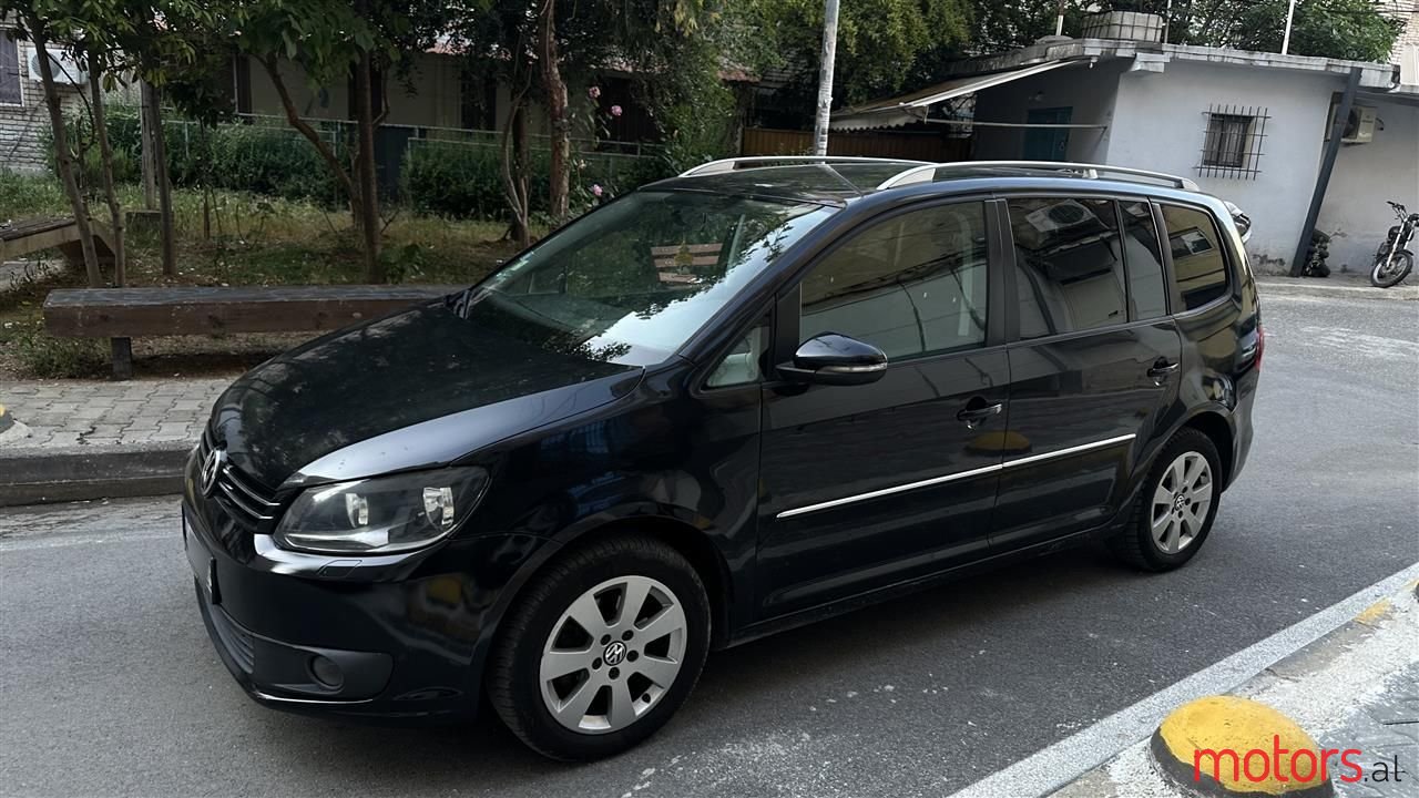 2011' Volkswagen Touran photo #1