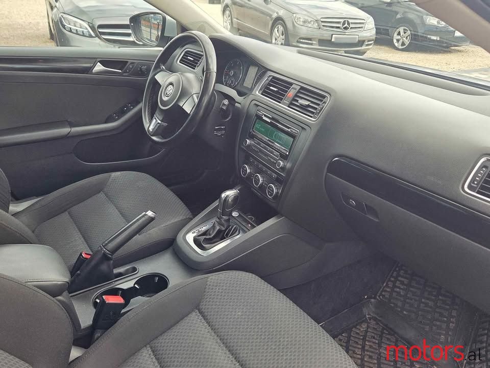 2012' Volkswagen Jetta photo #5