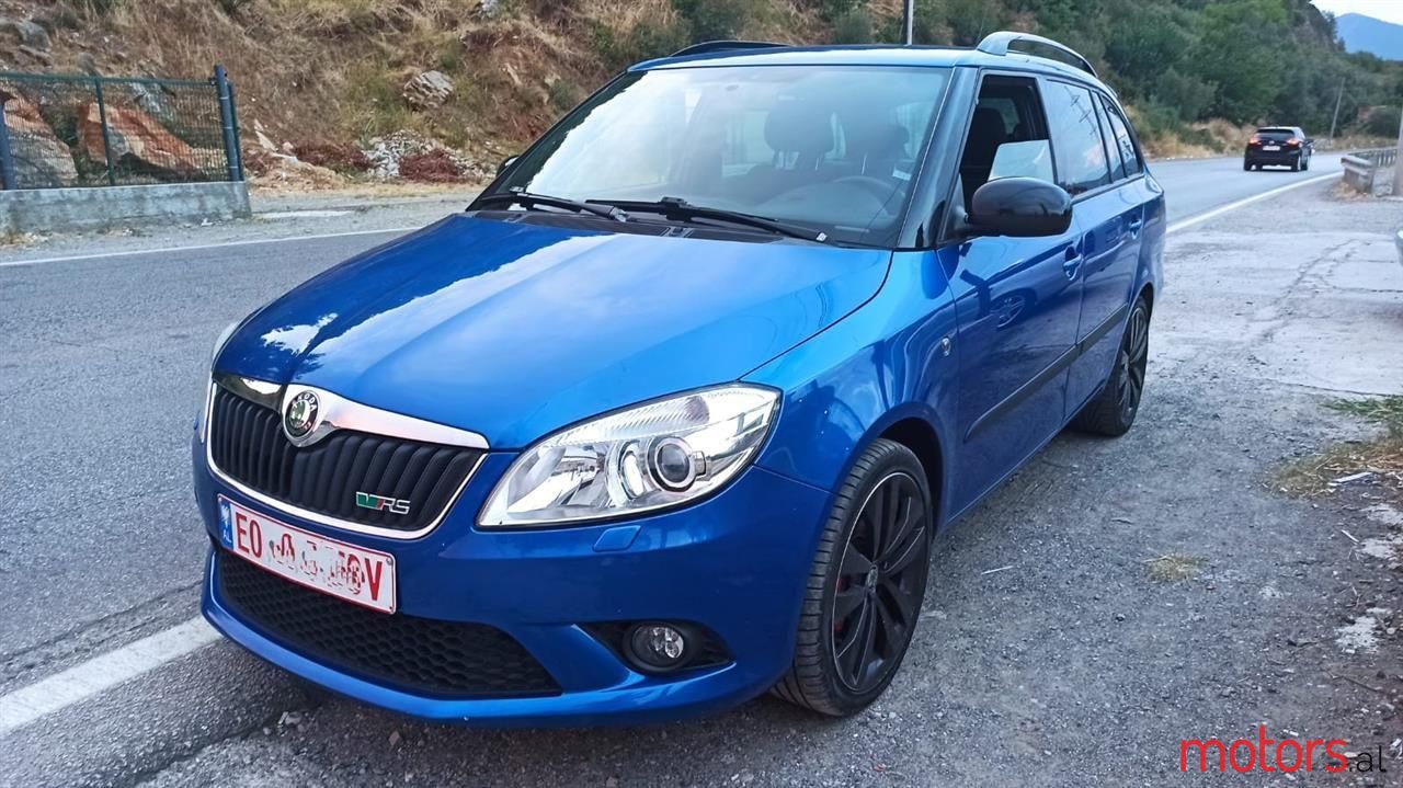 2011' Skoda Fabia photo #3