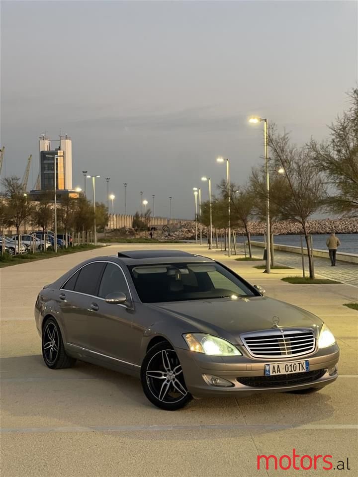2008' Mercedes-Benz 320 photo #1