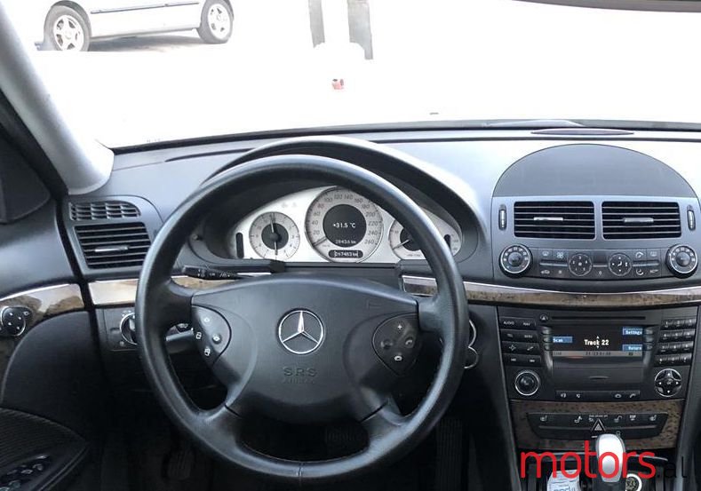 2004' Mercedes-Benz E 220 photo #5