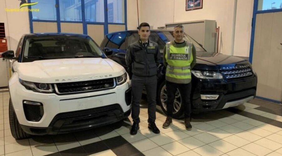 Ishte ndryshuar numri i shasisë, dy “Range Rovera” të vjedhur kapen rrugës për Shqipëri