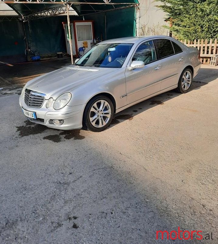 2004' Mercedes-Benz E 220 photo #1