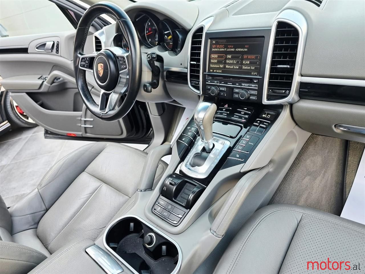 2012' Porsche Cayenne photo #6