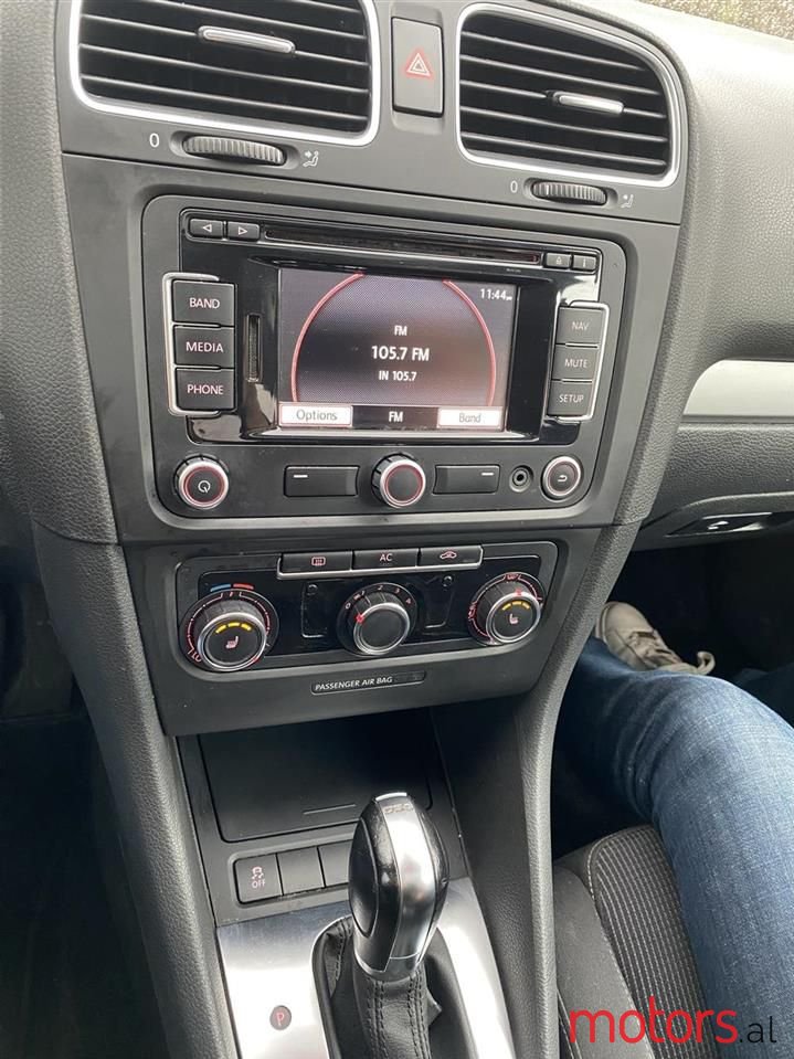 2011' Volkswagen Golf photo #2