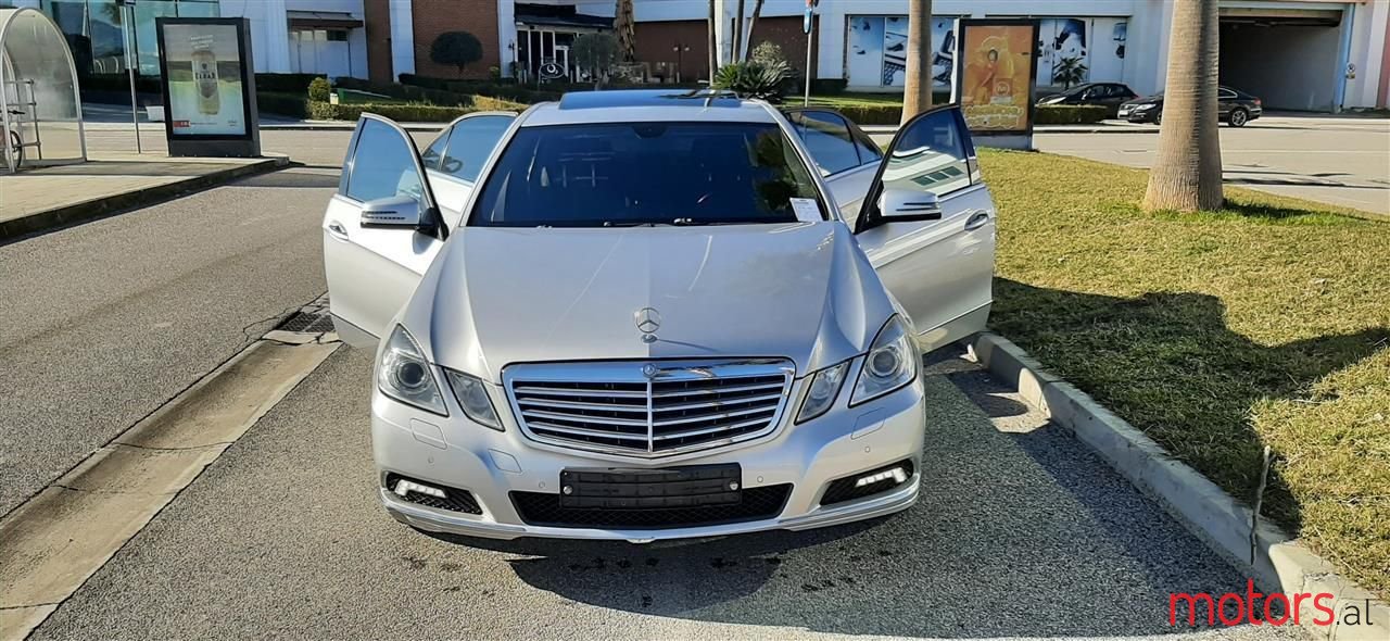 2011' Mercedes-Benz E 300 photo #2