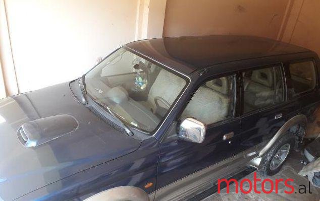 2000' Mitsubishi Pajero photo #1