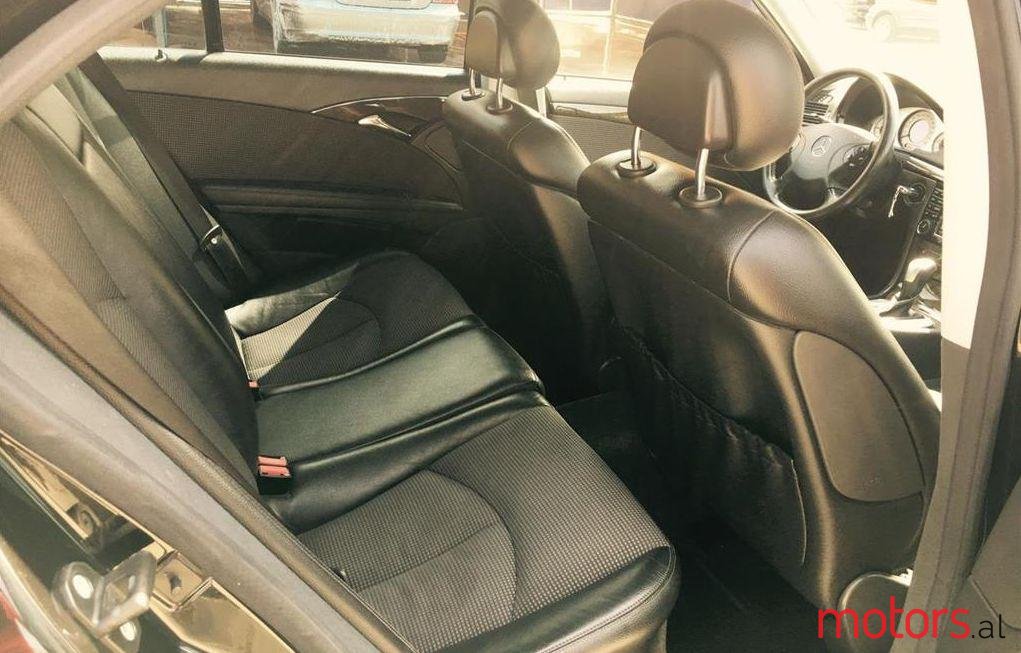 2005' Mercedes-Benz E 220 photo #3