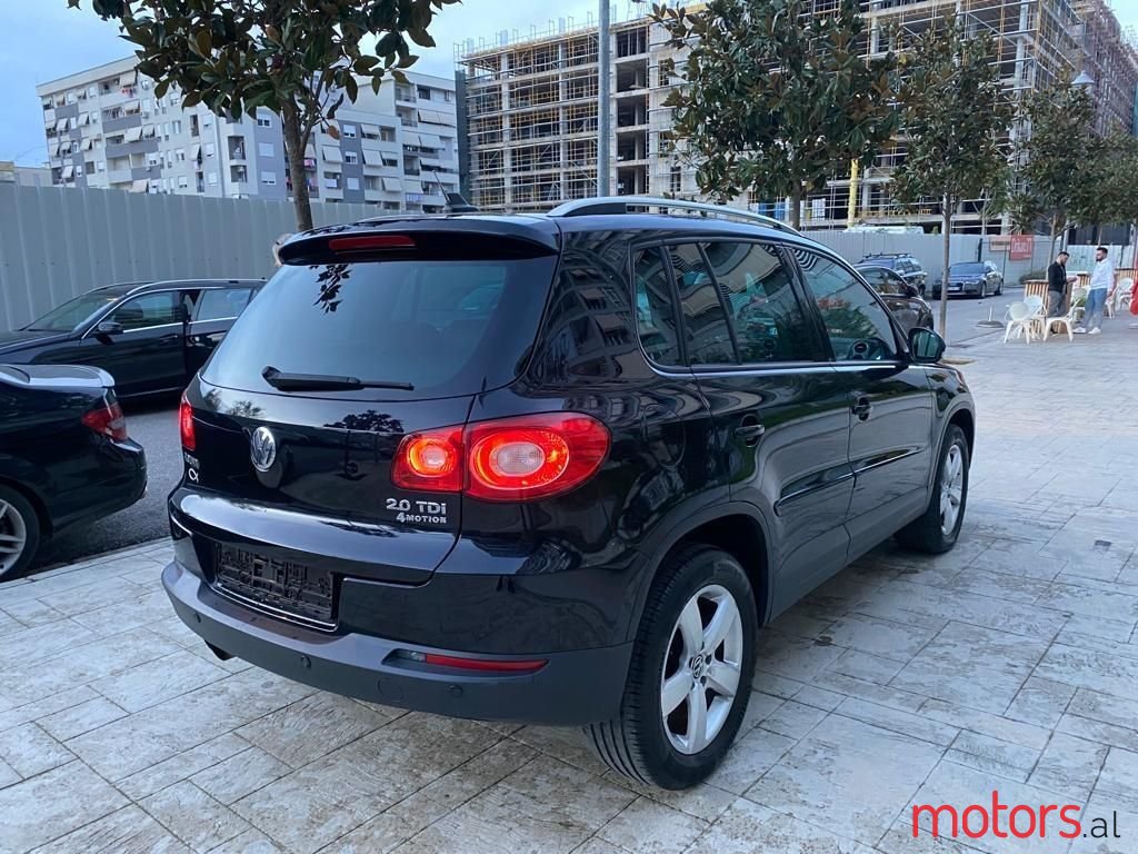 2011' Volkswagen Tiguan photo #6