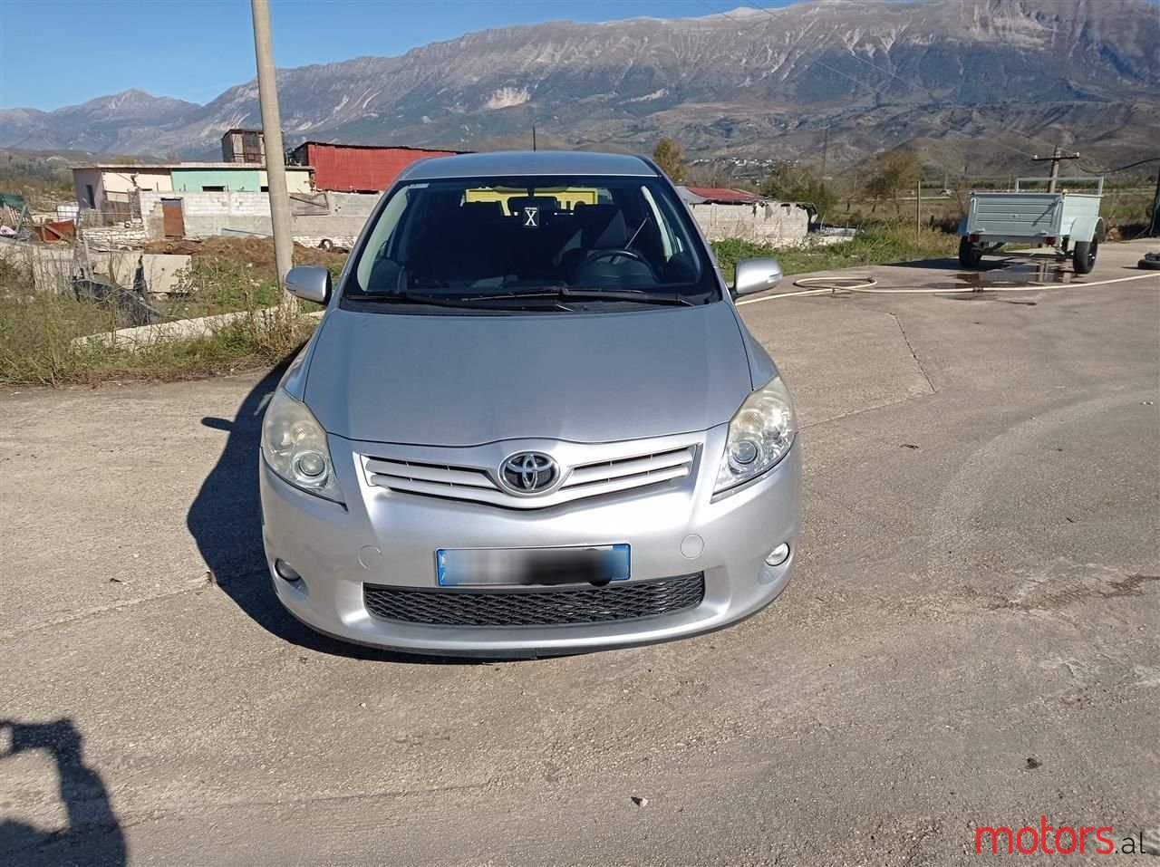 2011' Toyota Auris photo #3