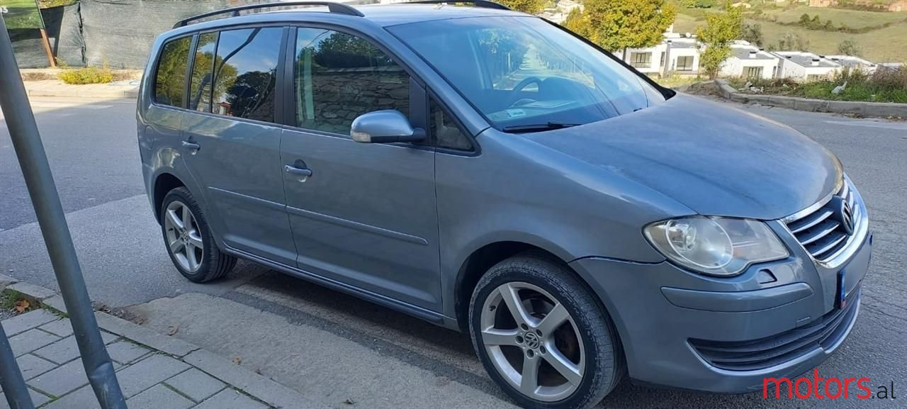 2007' Volkswagen Touran photo #3