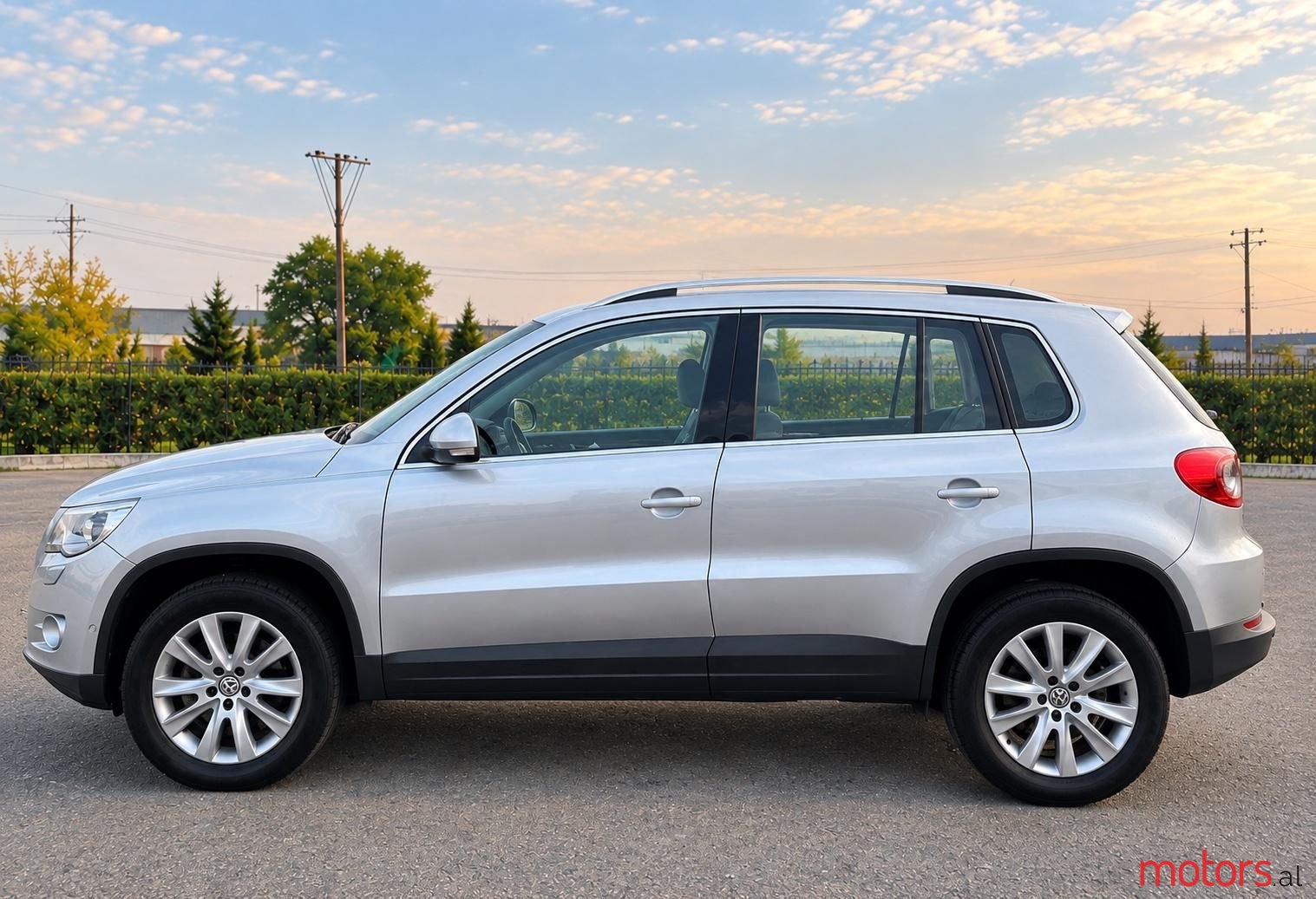 2011' Volkswagen Tiguan photo #5