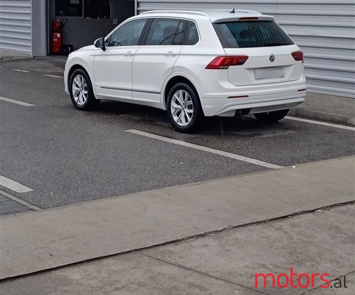 2017' Volkswagen Tiguan photo #1