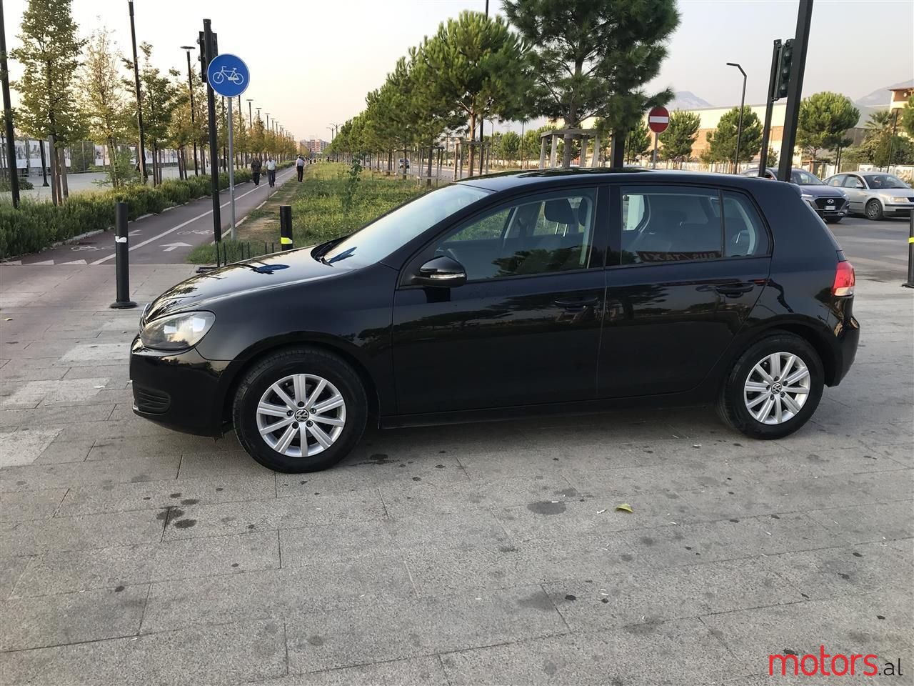 2011' Volkswagen Golf photo #5