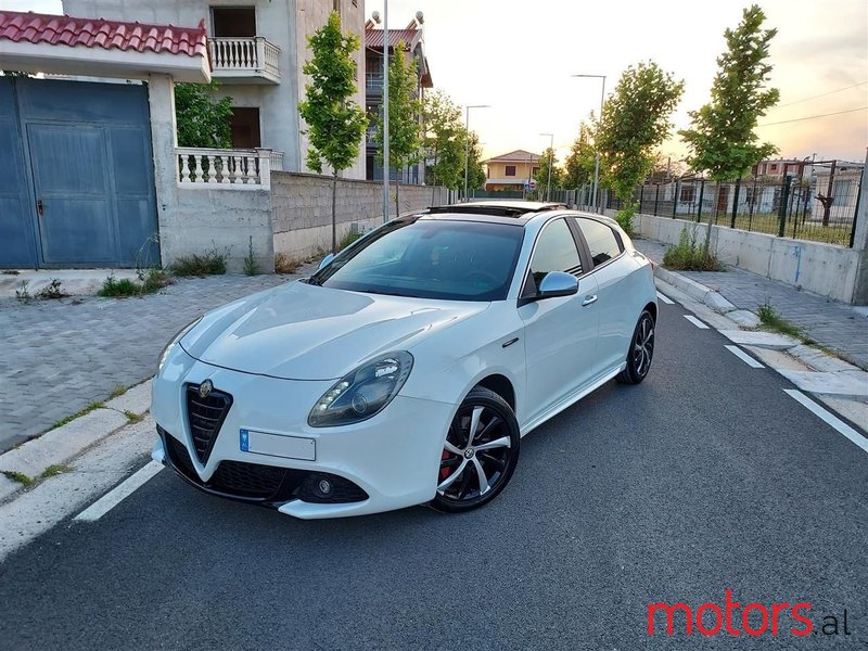 2013' Alfa Romeo Giulietta photo #2