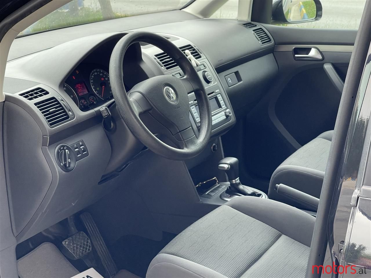 2007' Volkswagen Touran photo #5