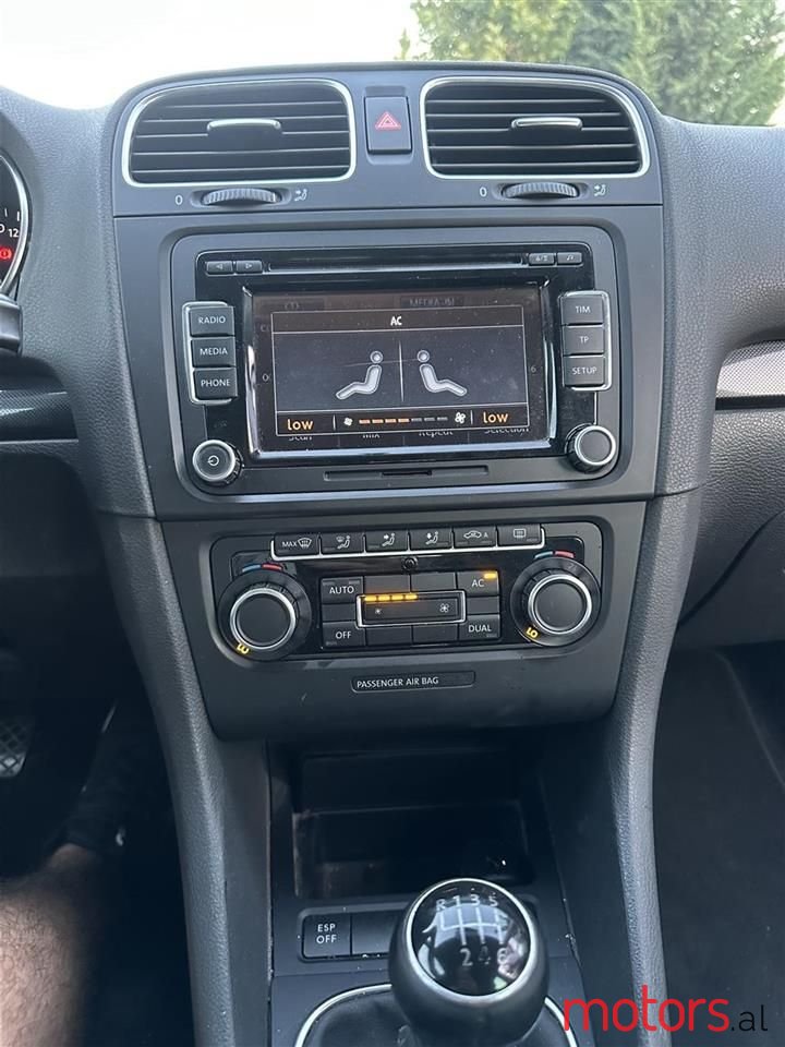 2009' Volkswagen Golf photo #4