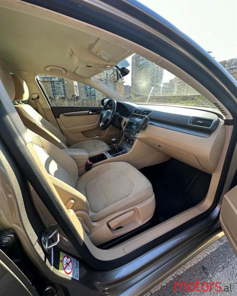 2013' Volkswagen Passat photo #6