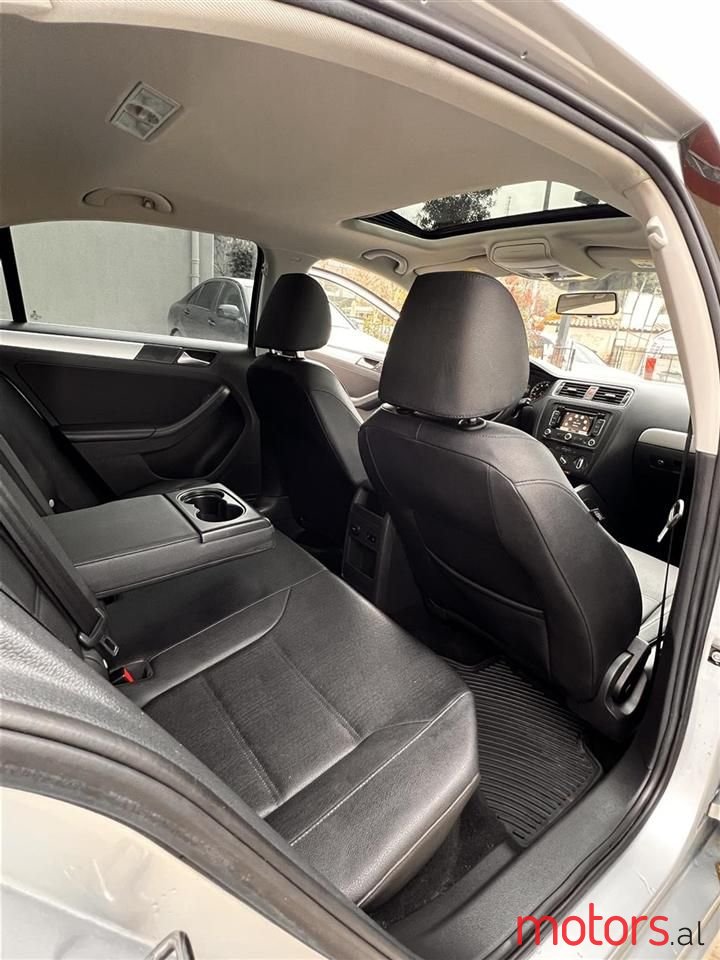 2012' Volkswagen Jetta photo #2