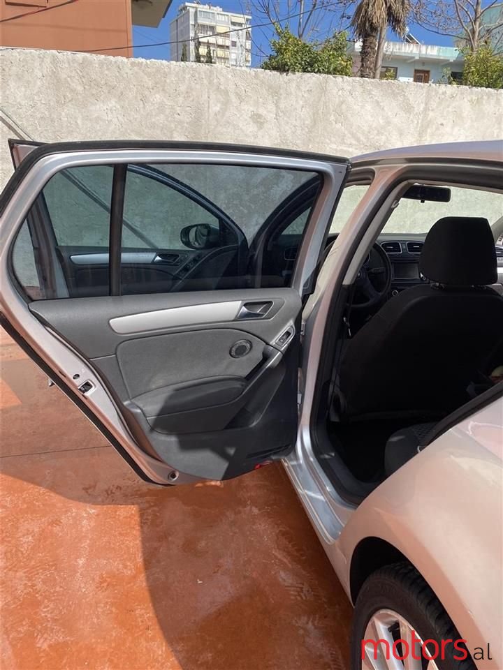 2009' Volkswagen Golf photo #5