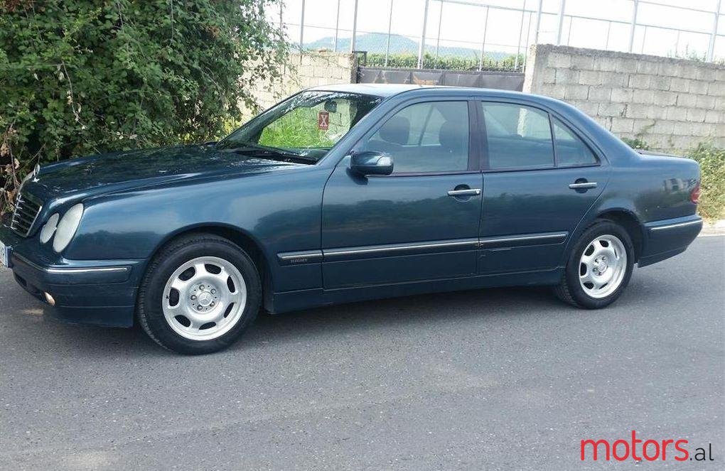 2000' Mercedes-Benz E 220 photo #1