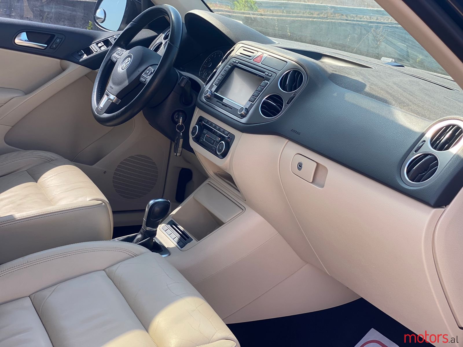 2011' Volkswagen Tiguan photo #5