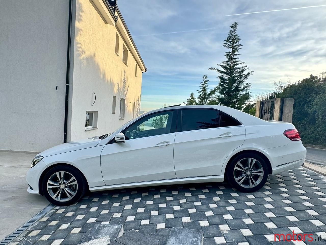 2014' Mercedes-Benz E 220 photo #2