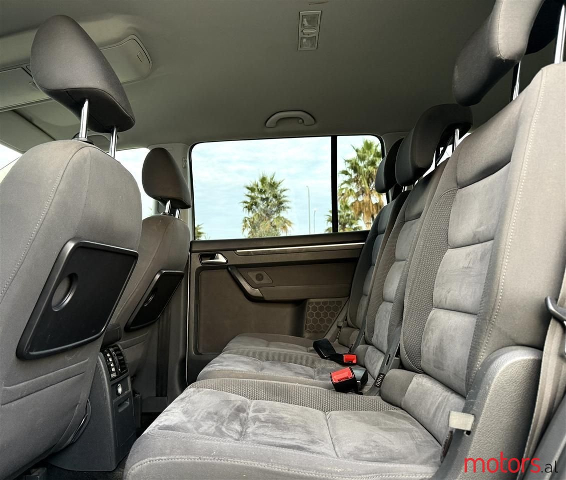 2011' Volkswagen Touran photo #3