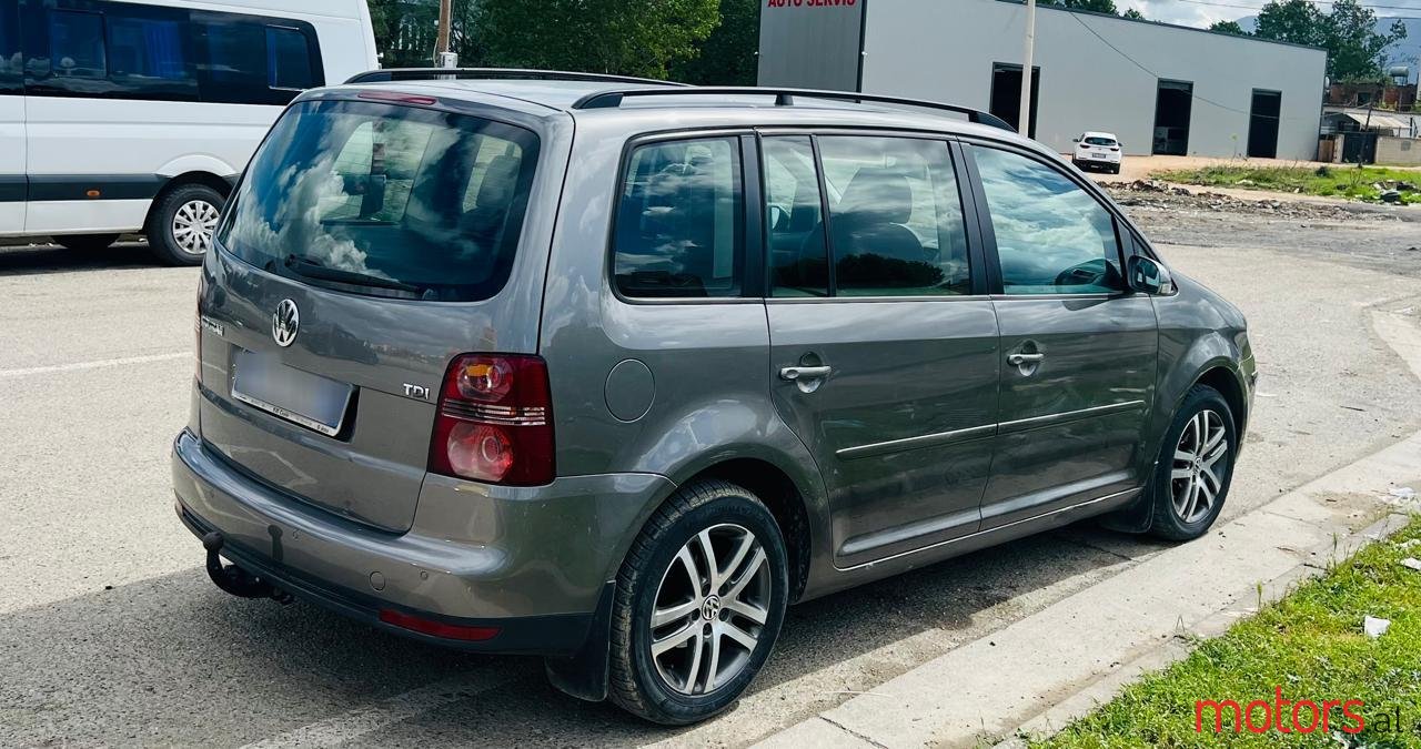 2007' Volkswagen Touran photo #3