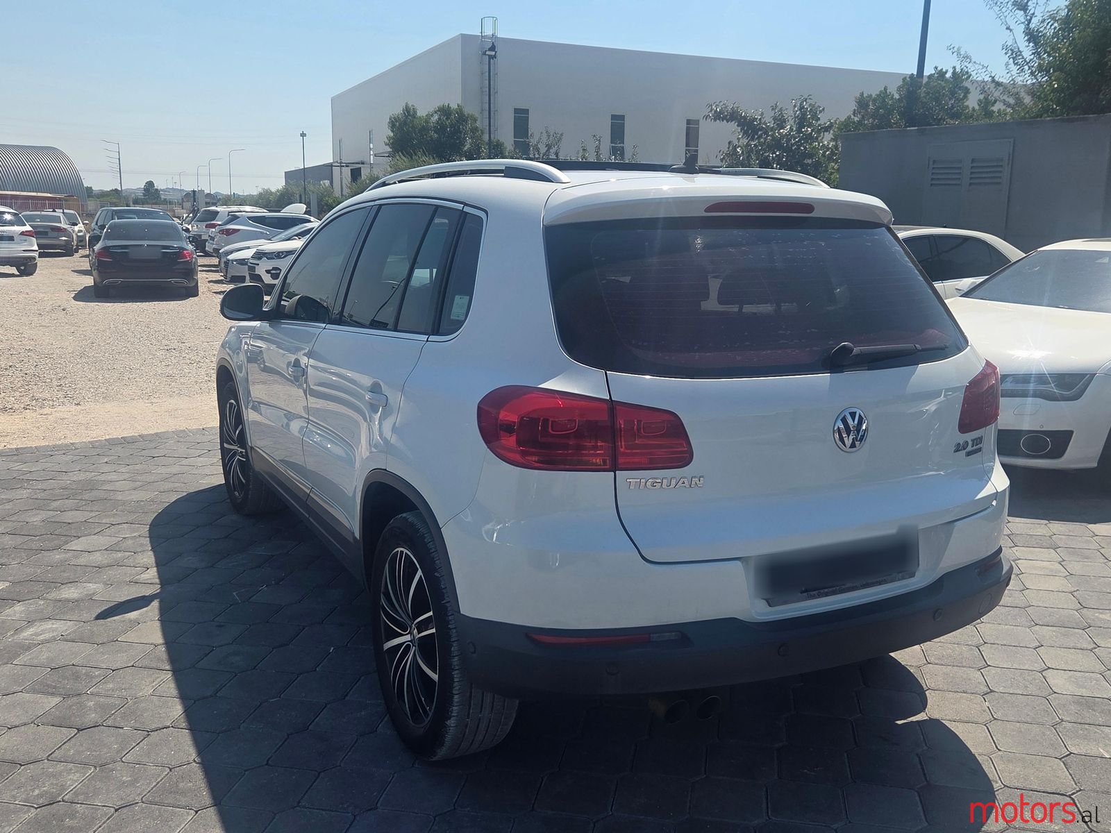 2015' Volkswagen Tiguan photo #3