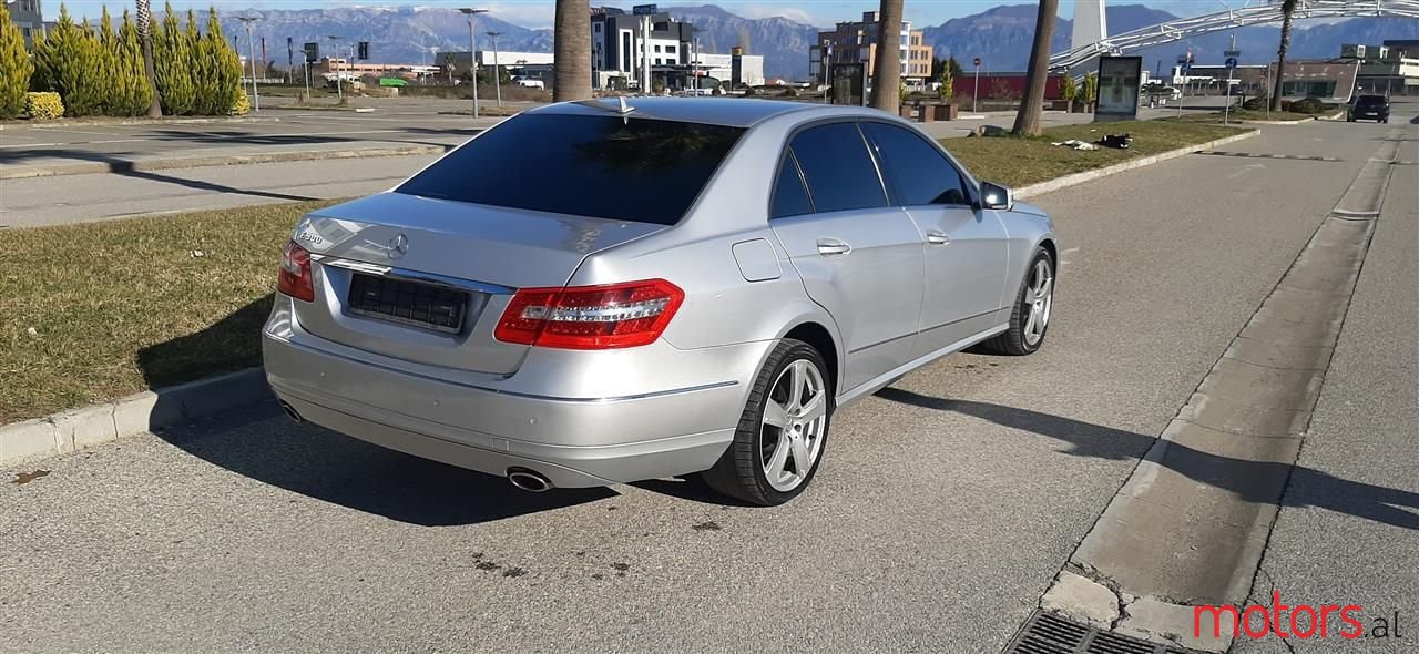2011' Mercedes-Benz E 300 photo #5