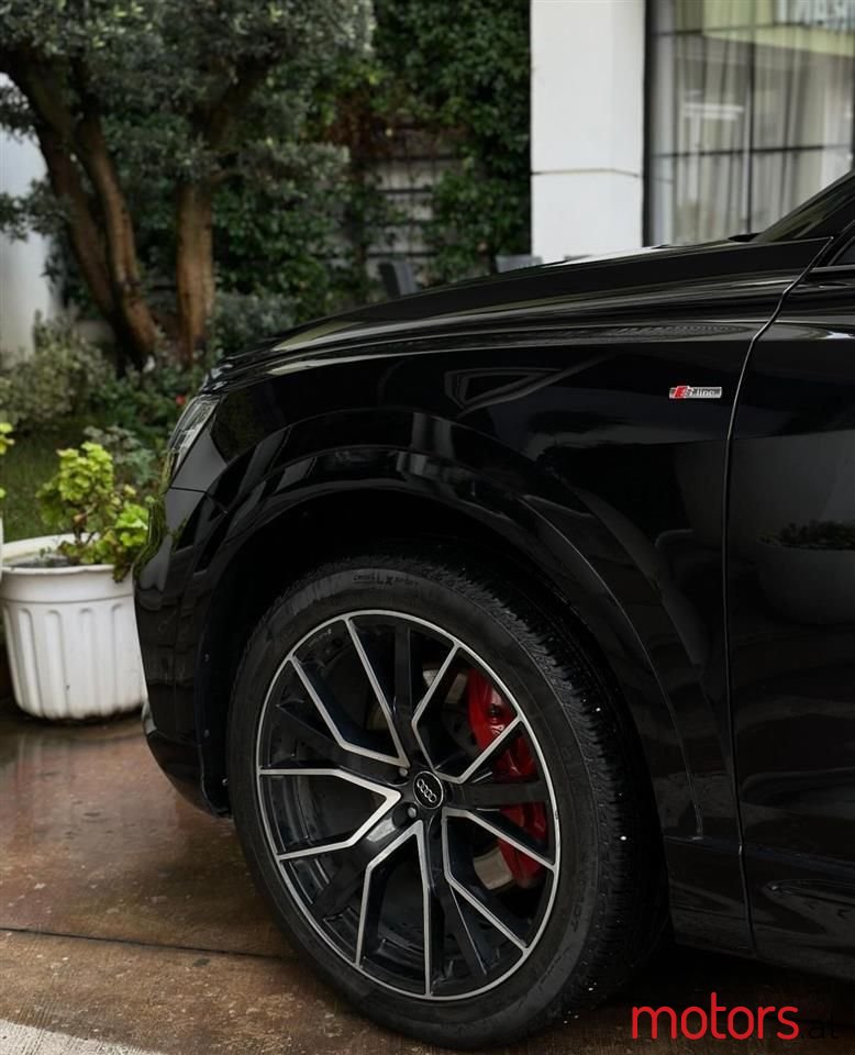 2019' Audi Q8 photo #5