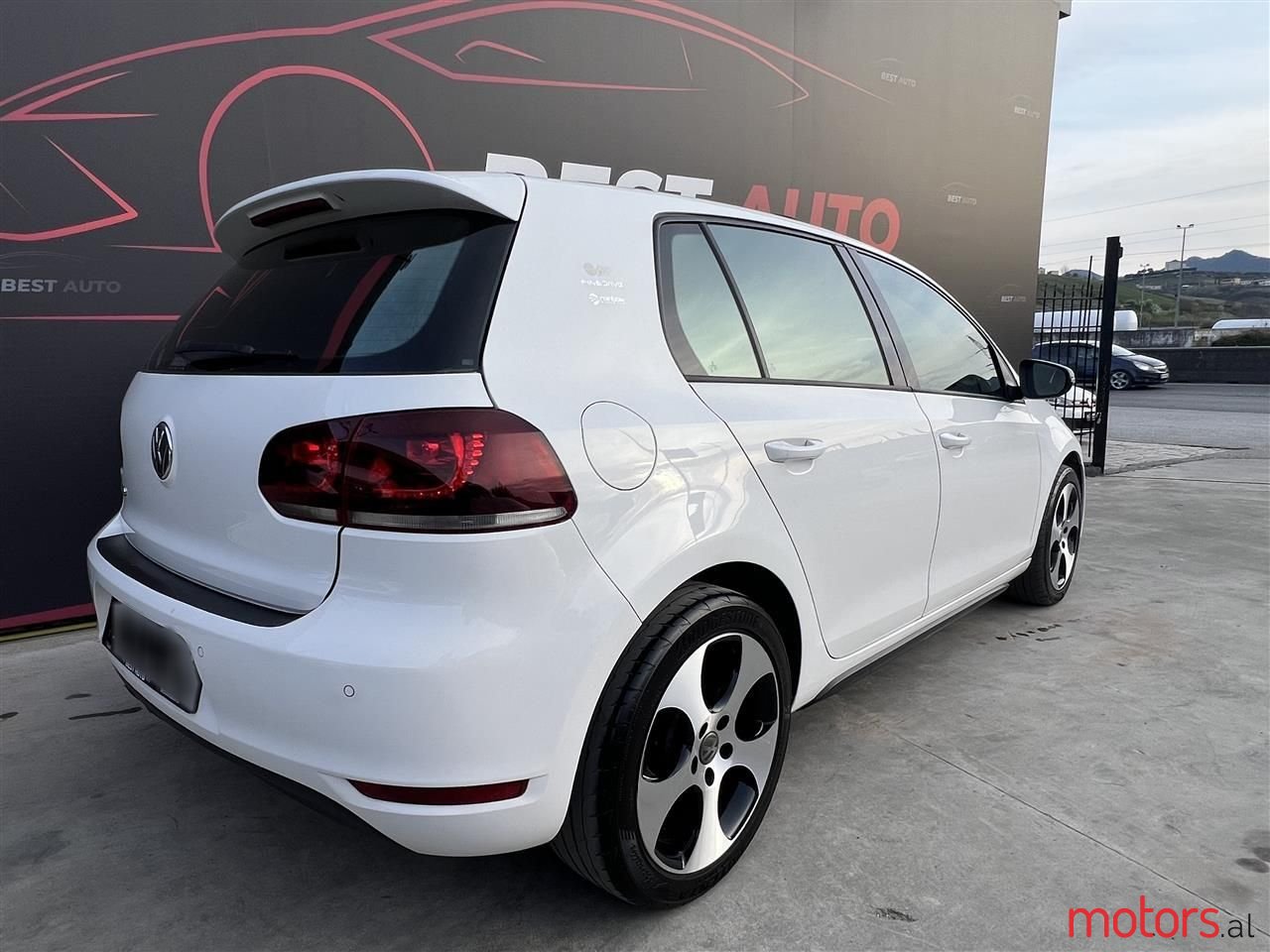 2011' Volkswagen Golf photo #3