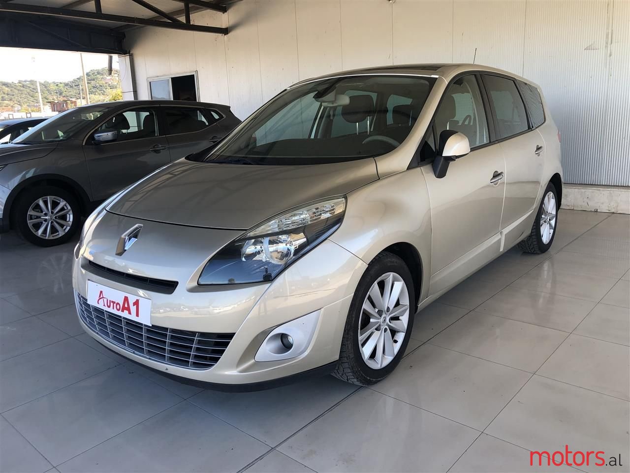 2009' Renault Scenic photo #1