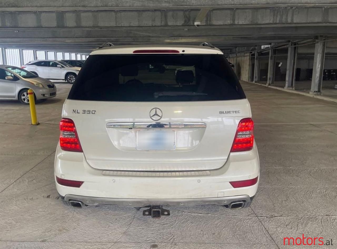 2011' Mercedes-Benz 300 photo #3