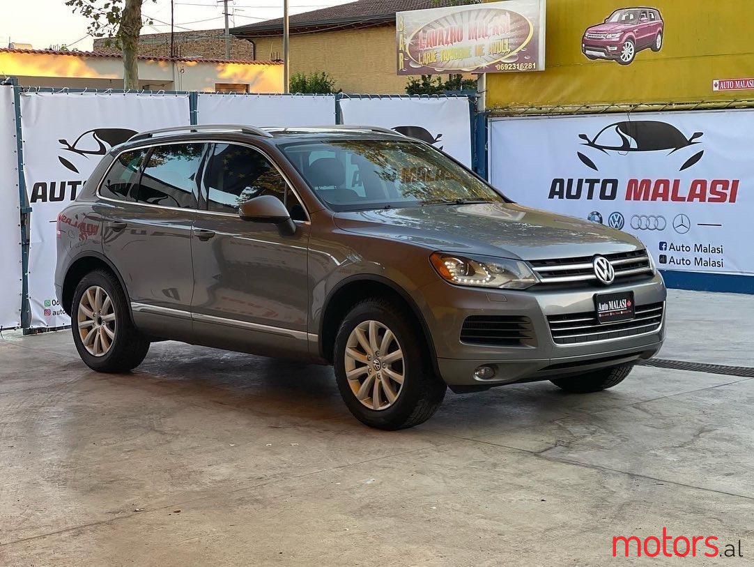 2013' Volkswagen Touareg photo #1